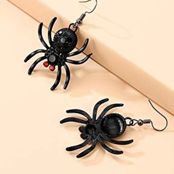 Black spider dangle earrings - Picture 3 of 4